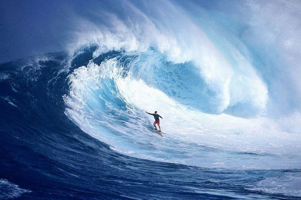 Paano maglaro ng mga kasanayan sa pag-surf sa surfboard